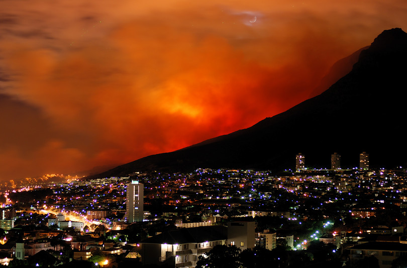 Incendio de grandes proporciones que se propaga fuera de control cerca de Ciudad del Cabo (Sudáfrica) en 2009.