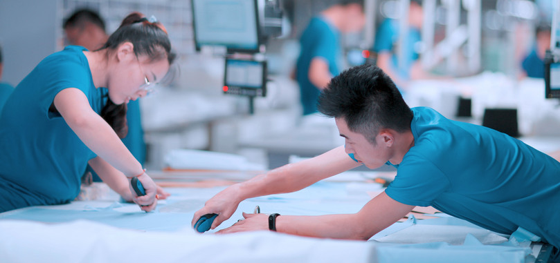Producción de trajes hechos a medida en la empresa Kutesmart de Shandong (China).