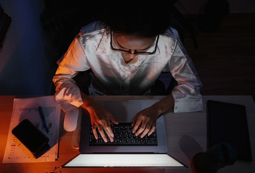 Mujer que trabaja hasta tarde desde casa.