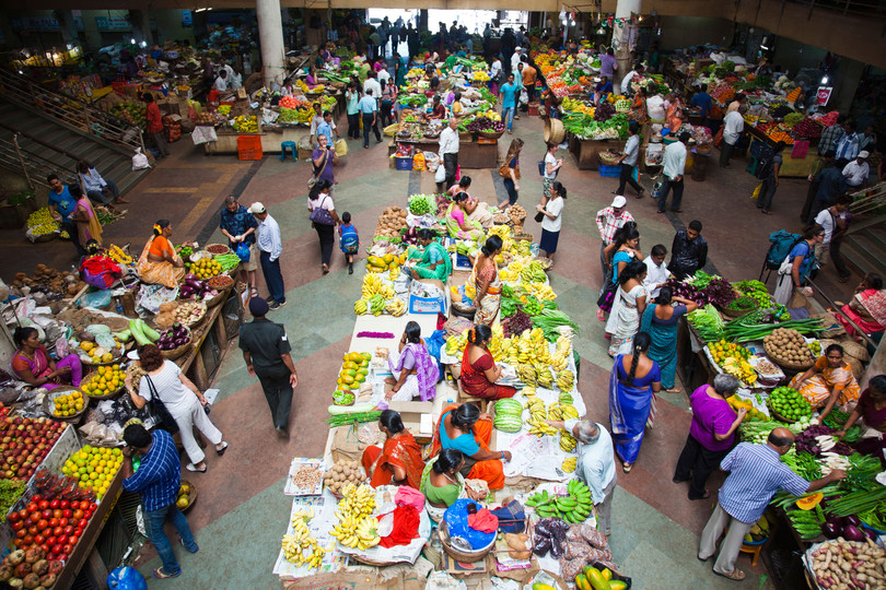 Compra de verduras en el Mercado Municipal de Panaji, norte de Goa, India.
